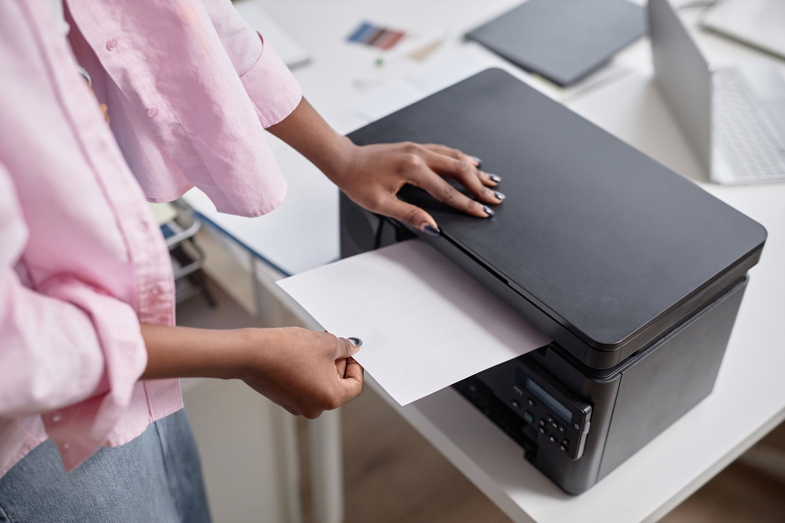 Drucker gibt sehr langsam Papier aus