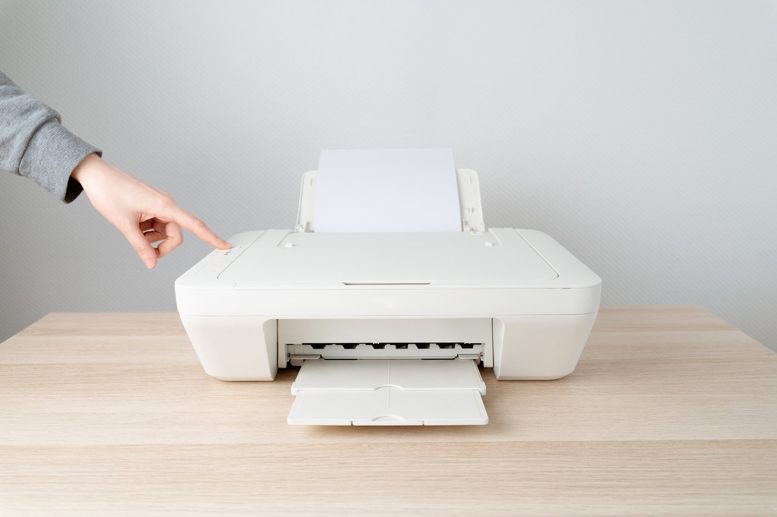 Defekter Drucker auf einem Tisch