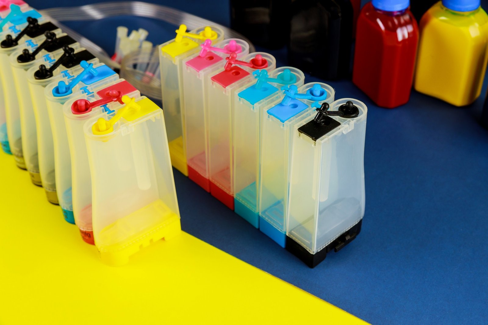 Leere Tintenpatronen neben einem Drucker