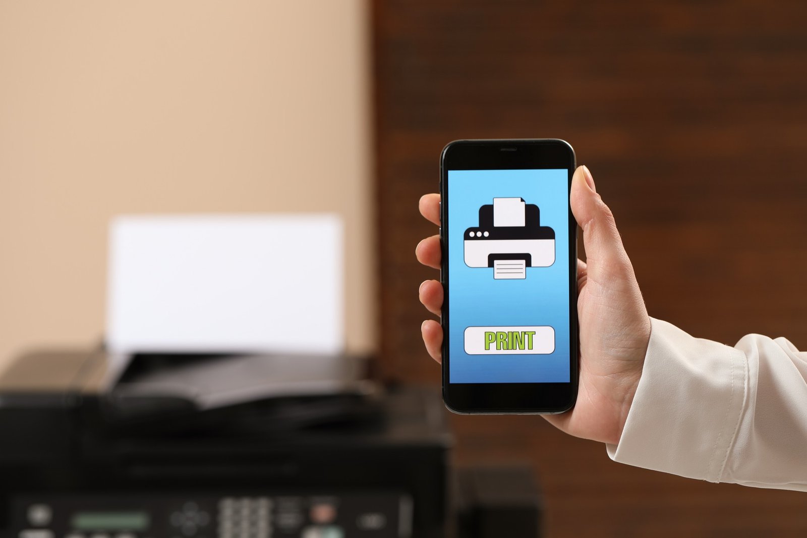 Smartphone wird zum Drucken mit Drucker verbunden