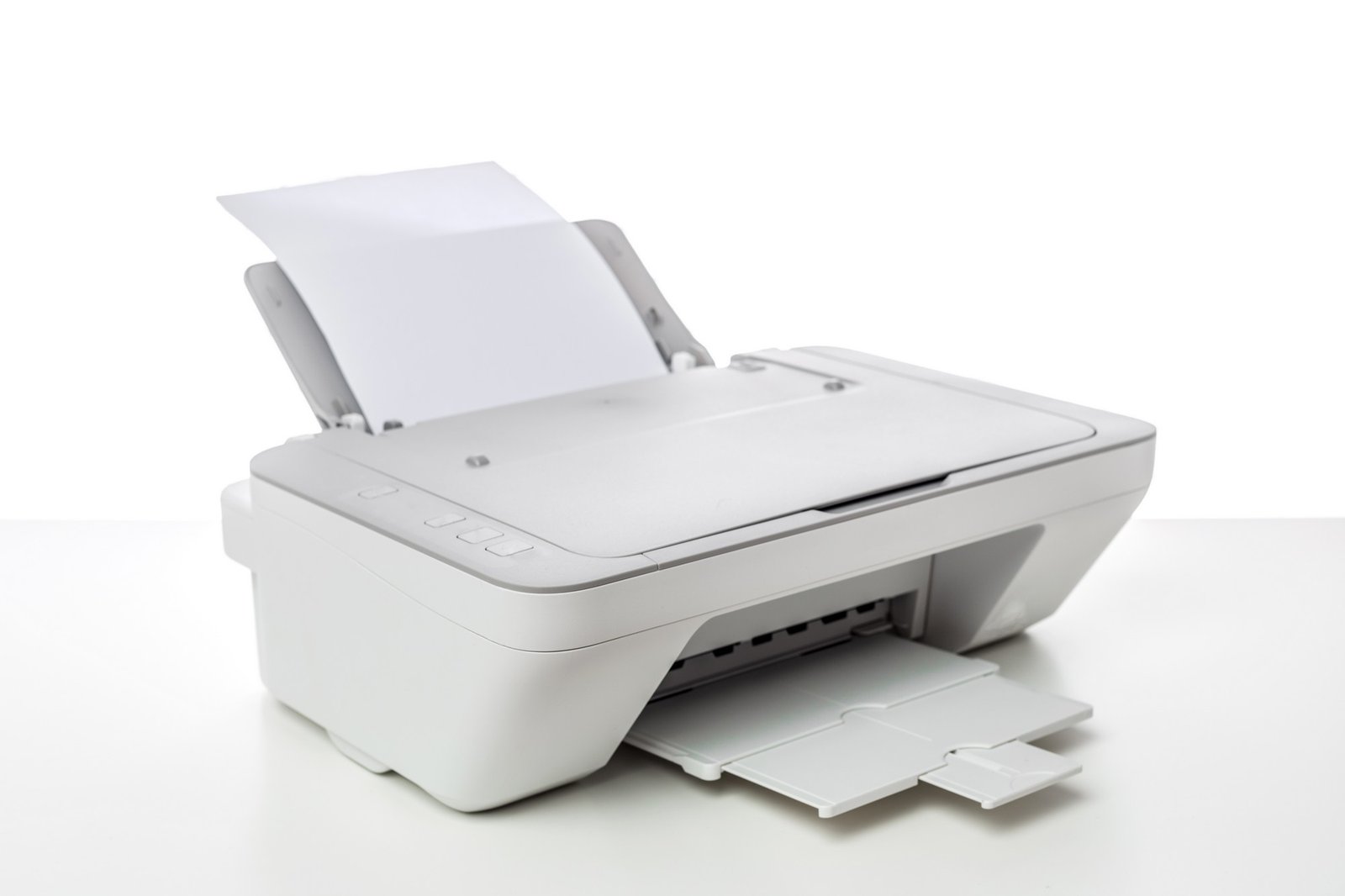 Eingeklemmtes Papier wird vorsichtig aus Drucker entfernt