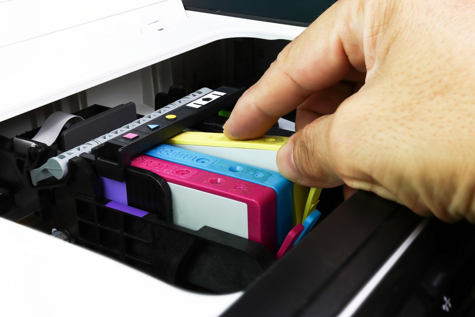 Tintenpatrone wird in Drucker eingesetzt